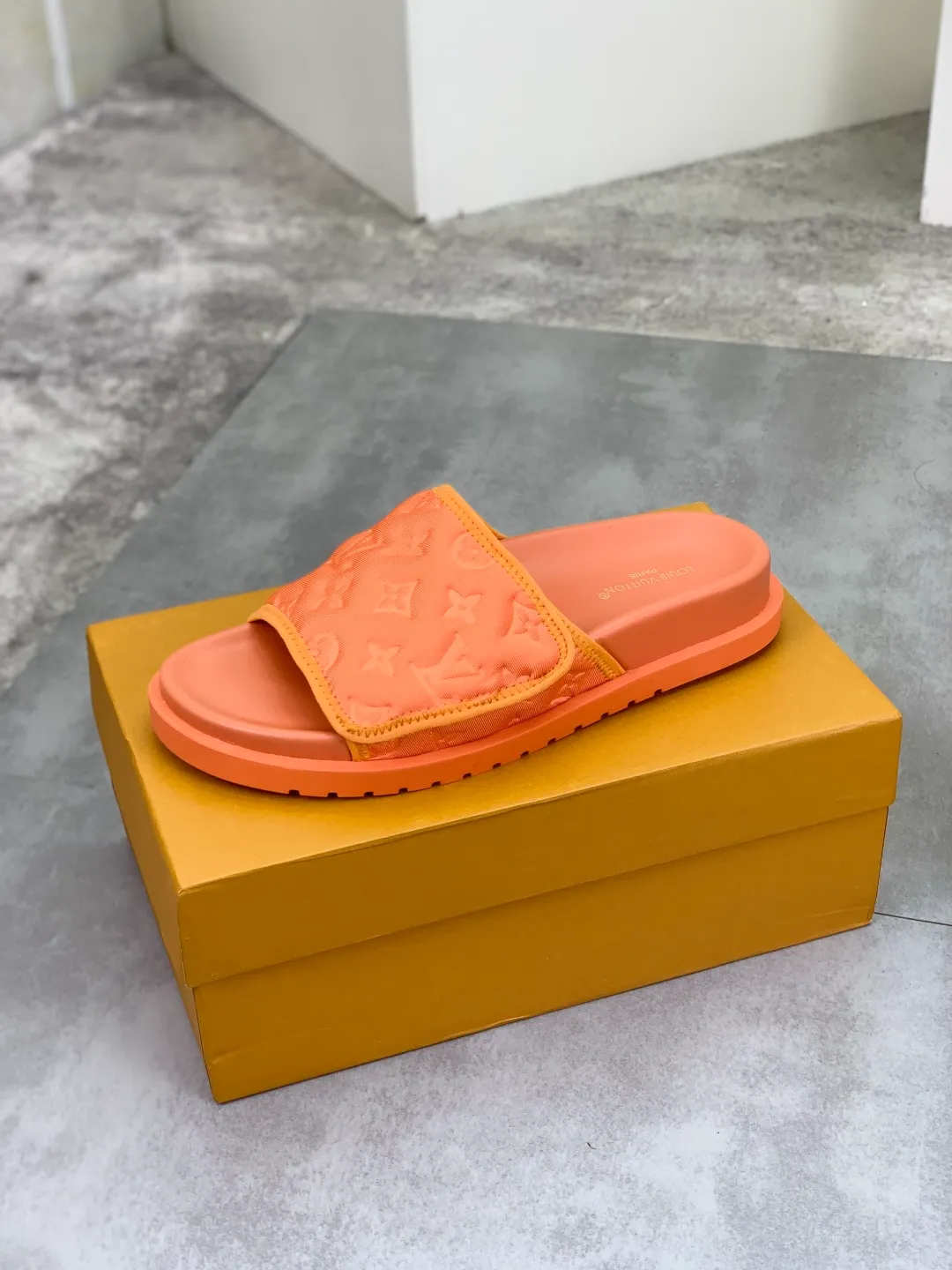 Men's shoes 💰P320 💰[New style]🆘 Original quality [LOUIS VUITTON] The popular Louis Vuitton LV men's slippers on the official website are on sale simultaneously! Original fabric imported from Italy, original factory special supply, code number: 38-44 (45 customized), many colors available